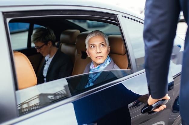 mūsdienīgas automašīnas apdrošināšana, auto aizsardzība, drošs brauciens